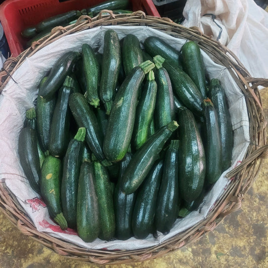 新鮮な地元の有機ズッキーニ - 注文価格 / 500 グラム